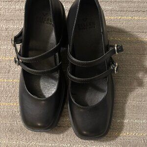 Womens Monroe Pump Size 7 Brand Yellow